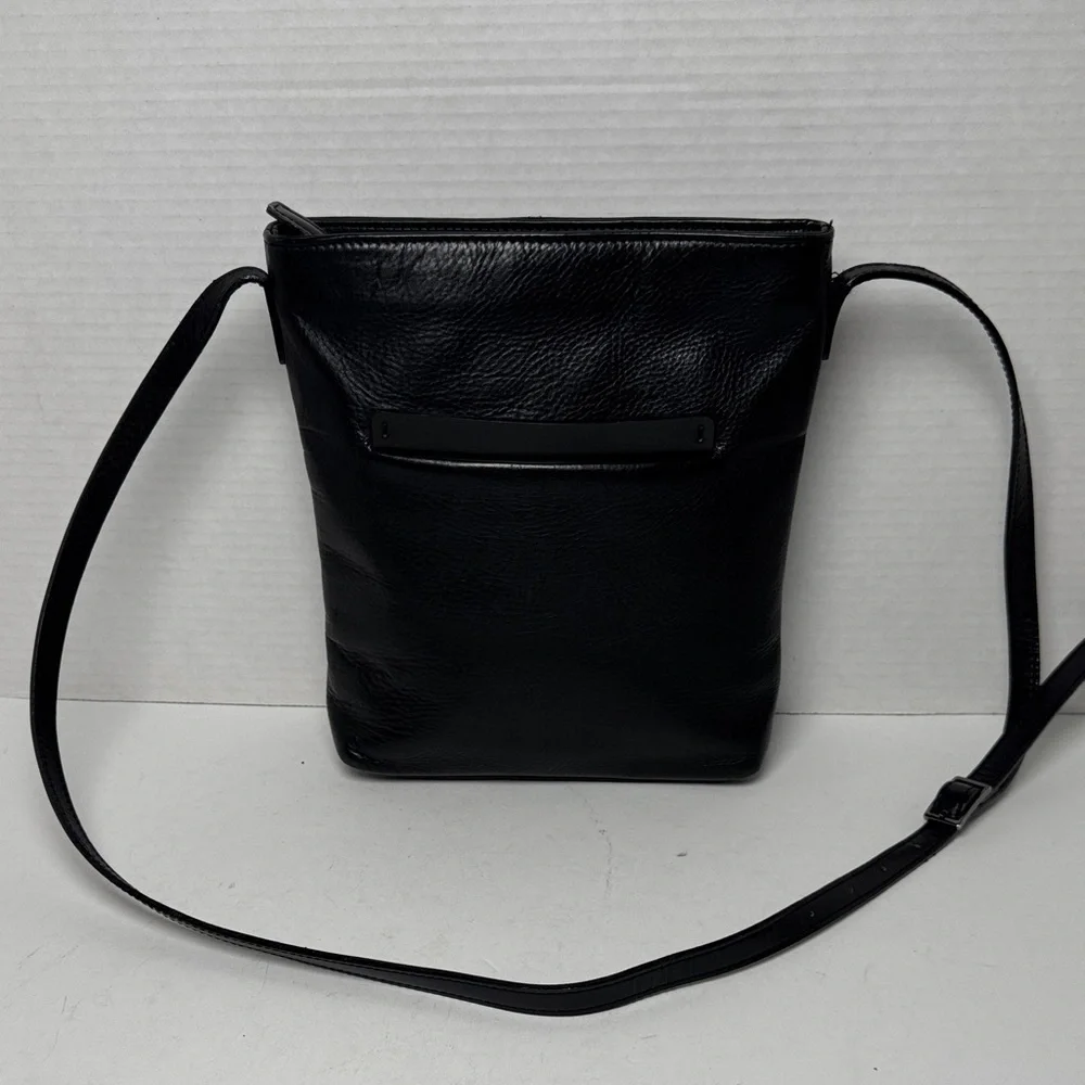 TANO Vintage 90s Minimal Sleek Black Pebble Leather Adjustable Crossbody Bag - Picture 1 of 16